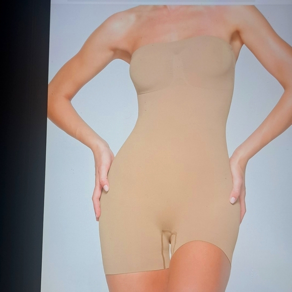 SKIMS Other - SMALL.     SKIMS STRAPLESS SHORTIE BODYSUIT